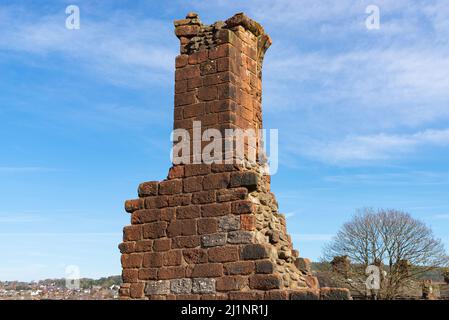 Überreste des historischen Penrith Castle Red Tower an einem schönen Frühlingsmorgen. Penrith, England. Stockfoto