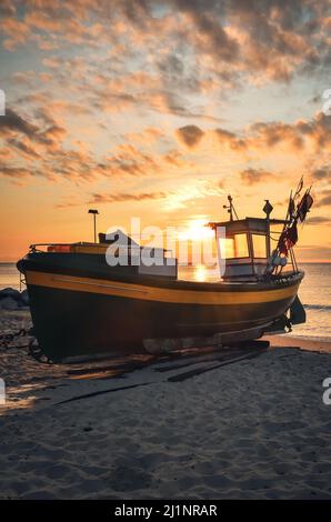 Schöner Morgenblick an der polnischen Küste in Gdynia. Schiff auf einem Sandstrand am Morgen. Stockfoto