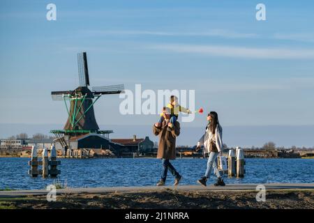 (220327) -- ZAANSE SCHANS, 27. März 2022 (Xinhua) -- Menschen besuchen das Viertel Zaanse Schans in Zaandam, Niederlande, 26. März 2022. Zaanse Schans ist ein Viertel, das vor allem für seine Sammlung gut erhaltener historischer Windmühlen und Häuser in den Niederlanden bekannt ist. (Xinhua/Zhang Cheng) Stockfoto