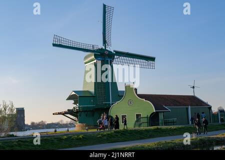 (220327) -- ZAANSE SCHANS, 27. März 2022 (Xinhua) -- Menschen besuchen das Viertel Zaanse Schans in Zaandam, Niederlande, 26. März 2022. Zaanse Schans ist ein Viertel, das vor allem für seine Sammlung gut erhaltener historischer Windmühlen und Häuser in den Niederlanden bekannt ist. (Xinhua/Zhang Cheng) Stockfoto
