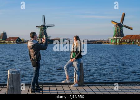 (220327) -- ZAANSE SCHANS, 27. März 2022 (Xinhua) -- Menschen besuchen das Viertel Zaanse Schans in Zaandam, Niederlande, 26. März 2022. Zaanse Schans ist ein Viertel, das vor allem für seine Sammlung gut erhaltener historischer Windmühlen und Häuser in den Niederlanden bekannt ist. (Xinhua/Zhang Cheng) Stockfoto