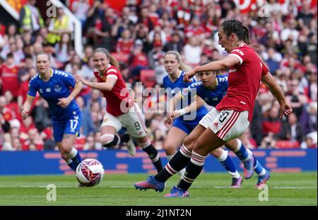 Katie Zelem von Manchester United erzielt beim Spiel der Barclays FA Women's Super League in Old Trafford, Manchester, das zweite Tor des Spiels von der Elfmeterstelle aus. Bilddatum: Sonntag, 27. März 2022. Stockfoto