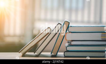 Reihe von Büchern, alte Hardback-Bücher auf Holztisch. Buch zu Schule und Bildung Hintergrund mit Kopieplatz. Stockfoto