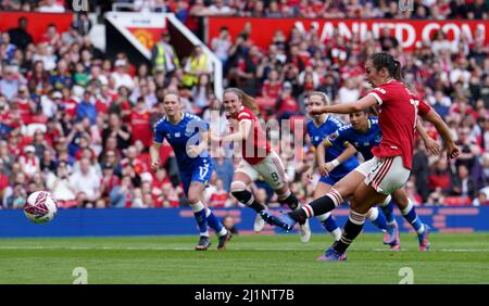 Katie Zelem von Manchester United erzielt beim Spiel der Barclays FA Women's Super League in Old Trafford, Manchester, das zweite Tor des Spiels von der Elfmeterstelle aus. Bilddatum: Sonntag, 27. März 2022. Stockfoto