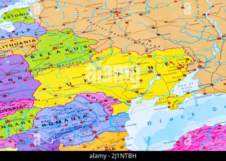 Kiew, Ukraine - März 27 2022: Karte der Ukraine, Europas, der Europäischen Union, mit Staatsgrenzen, Hauptstädten, Flüsse und Meere, aus nächster Nähe Stockfoto