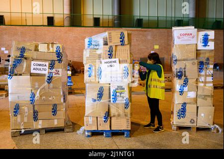 26. März 2022, Sevilla, Sevilla, Spanien: Ein Freiwilliger bereitet in einem Lagerhaus in Sevilla verschiedene Paletten voller Lebensmittel, Medikamente und Hygieneartikel vor, um humanitäre Hilfe für die Ukraine und ukrainische Flüchtlinge in Nachbarländern zu senden. Das Lager befindet sich im Zentrum der FIBES in der Stadt, wo Freiwillige die ganze Woche Hilfe in einer Welle der Solidarität mit dem Land und seinen Menschen vorbereiten. (Bild: © ngel GarcÃ­A/Pacific Press via ZUMA Press Wire) Stockfoto