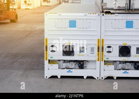 Gekühlte Container für den Transport, um Waren frisch im Container-Terminal zu halten Stockfoto