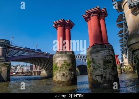 Die ursprünglichen Eisenbahnbrücken-Pfeiler werden bei Blackfriars jetzt nicht mehr benötigt Stockfoto