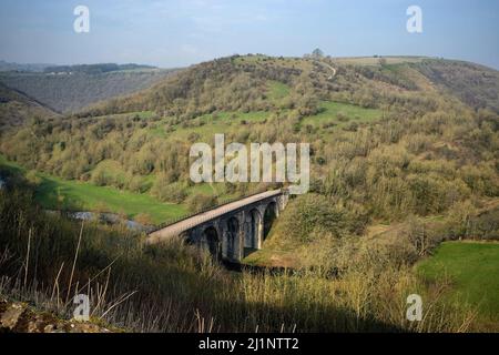 Grabstein-Viadukt über dem Monsal Dale und dem Wye Valley, Peak District, Derbyshire, Großbritannien Stockfoto