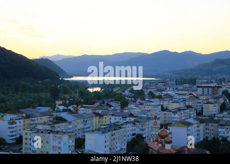 Luftaufnahme der grünen Stadt, Piatra Neamt, Kreuzburg in Rumänien Stockfoto