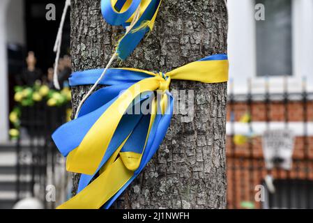 Notting Hill Gate, London, Großbritannien. 27. März 2022. Andauernder Protest gegen die russische Botschaft im Londoner Notting Hill Gate gegen die Invasion der Ukraine durch Russland. Kredit: Matthew Chattle/Alamy Live Nachrichten Stockfoto