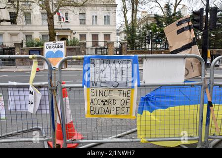 Notting Hill Gate, London, Großbritannien. 27. März 2022. Andauernder Protest gegen die russische Botschaft im Londoner Notting Hill Gate gegen die Invasion der Ukraine durch Russland. Kredit: Matthew Chattle/Alamy Live Nachrichten Stockfoto