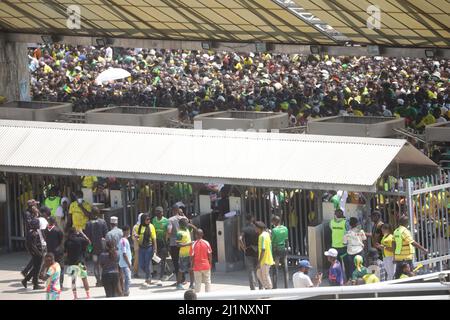 Fußballfans kommen ins Benjamin Mkapa Stadium in dar es Salaam, um sich das Spiel anzusehen. FOTO VON MICHAEL MATEMANGA Stockfoto
