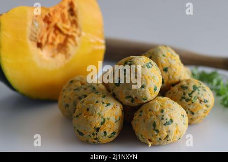 Teig für die Herstellung von Kürbisparatha vorbereitet. Eine Vielzahl von indischen Fladenbrot mit Vollkornmehl, geriebenem Kürbis, frischen Korianderblättern und Gewürzen. Stockfoto