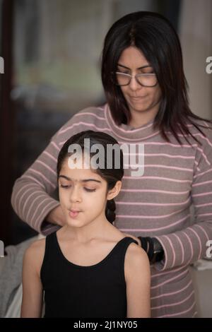 Ein Indermädchen im Schulalter posiert, schaut in die Kamera. Stockfoto