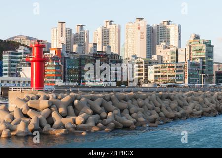 Busan, Südkorea - 16. März 2018: Roter Leuchtturmturm, montiert auf einem Wellenbrecher am Eingang zum Fischerhafen von Busan Stockfoto