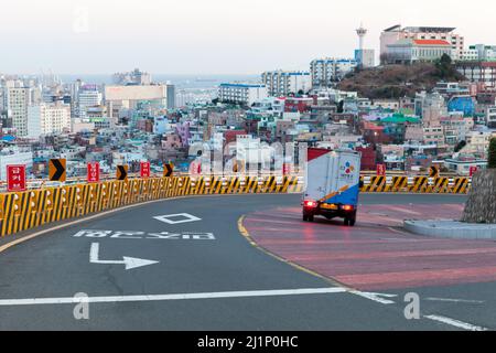 Busan, Südkorea - 13. März 2018: Stadtbild von Busan, Straßenansicht mit einem LKW auf der Straße Stockfoto