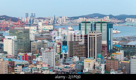 Busan, Südkorea - 13. März 2018: Stadtbild am Meer von Busan, Hafenviertel, Luftaufnahme Stockfoto