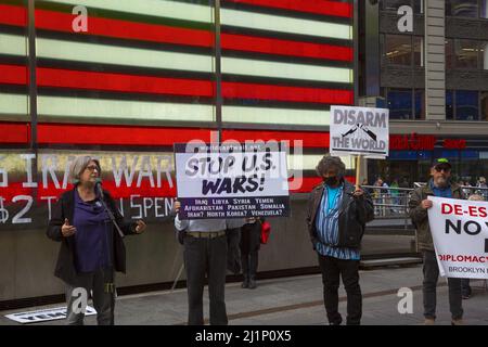 Koalition aus Antikriegs- und Friedensgruppen wie Brooklyn for Peace, World Can't Wait, der war Resisters League, Veterans for Peace und anderen demonstrieren und marschieren von der Rekrutierungsstelle der Streitkräfte am Times Square, um unproduktives Säbelrasseln des amerikanischen Militärs in Bezug auf den Krieg in der Ukraine zu bezwingen. Stockfoto