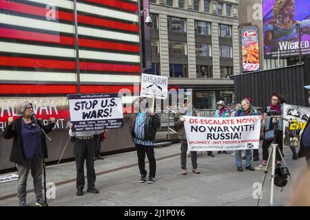 Koalition aus Antikriegs- und Friedensgruppen wie Brooklyn for Peace, World Can't Wait, der war Resisters League, Veterans for Peace und anderen demonstrieren und marschieren von der Rekrutierungsstelle der Streitkräfte am Times Square, um unproduktives Säbelrasseln des amerikanischen Militärs in Bezug auf den Krieg in der Ukraine zu bezwingen. Stockfoto