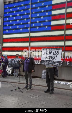 Koalition aus Antikriegs- und Friedensgruppen wie Brooklyn for Peace, World Can't Wait, der war Resisters League, Veterans for Peace und anderen demonstrieren und marschieren von der Rekrutierungsstelle der Streitkräfte am Times Square, um unproduktives Säbelrasseln des amerikanischen Militärs in Bezug auf den Krieg in der Ukraine zu bezwingen. Stockfoto