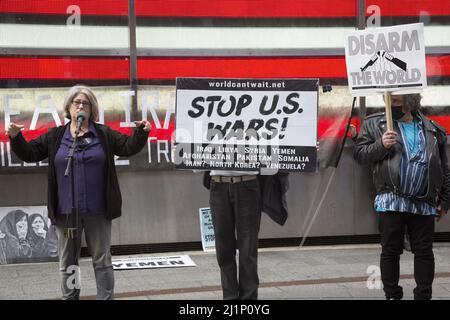 Koalition aus Antikriegs- und Friedensgruppen wie Brooklyn for Peace, World Can't Wait, der war Resisters League, Veterans for Peace und anderen demonstrieren und marschieren von der Rekrutierungsstelle der Streitkräfte am Times Square, um unproduktives Säbelrasseln des amerikanischen Militärs in Bezug auf den Krieg in der Ukraine zu bezwingen. Stockfoto