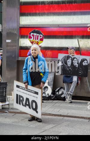 Koalition aus Antikriegs- und Friedensgruppen wie Brooklyn for Peace, World Can't Wait, der war Resisters League, Veterans for Peace und anderen demonstrieren und marschieren von der Rekrutierungsstelle der Streitkräfte am Times Square, um unproduktives Säbelrasseln des amerikanischen Militärs in Bezug auf den Krieg in der Ukraine zu bezwingen. Stockfoto