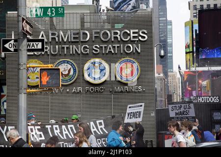 Koalition aus Antikriegs- und Friedensgruppen wie Brooklyn for Peace, World Can't Wait, der war Resisters League, Veterans for Peace und anderen demonstrieren und marschieren von der Rekrutierungsstelle der Streitkräfte am Times Square, um unproduktives Säbelrasseln des amerikanischen Militärs in Bezug auf den Krieg in der Ukraine zu bezwingen. Stockfoto