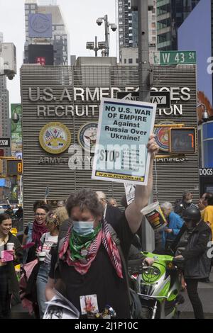 Koalition aus Antikriegs- und Friedensgruppen wie Brooklyn for Peace, World Can't Wait, der war Resisters League, Veterans for Peace und anderen demonstrieren und marschieren von der Rekrutierungsstelle der Streitkräfte am Times Square, um unproduktives Säbelrasseln des amerikanischen Militärs in Bezug auf den Krieg in der Ukraine zu bezwingen. Stockfoto