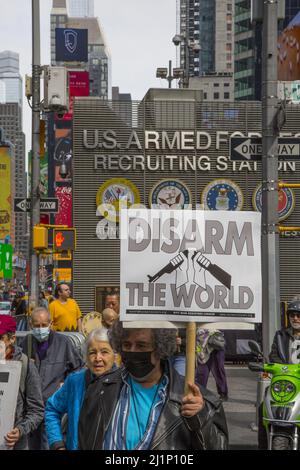 Koalition aus Antikriegs- und Friedensgruppen wie Brooklyn for Peace, World Can't Wait, der war Resisters League, Veterans for Peace und anderen demonstrieren und marschieren von der Rekrutierungsstelle der Streitkräfte am Times Square, um unproduktives Säbelrasseln des amerikanischen Militärs in Bezug auf den Krieg in der Ukraine zu bezwingen. Stockfoto