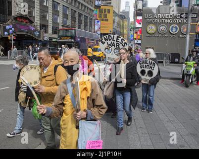 Koalition aus Antikriegs- und Friedensgruppen wie Brooklyn for Peace, World Can't Wait, der war Resisters League, Veterans for Peace und anderen demonstrieren und marschieren von der Rekrutierungsstelle der Streitkräfte am Times Square, um unproduktives Säbelrasseln des amerikanischen Militärs in Bezug auf den Krieg in der Ukraine zu bezwingen. Stockfoto