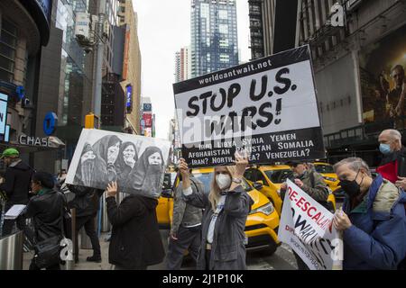 Koalition aus Antikriegs- und Friedensgruppen wie Brooklyn for Peace, World Can't Wait, der war Resisters League, Veterans for Peace und anderen demonstrieren und marschieren von der Rekrutierungsstelle der Streitkräfte am Times Square, um unproduktives Säbelrasseln des amerikanischen Militärs in Bezug auf den Krieg in der Ukraine zu bezwingen. Stockfoto