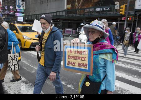 Koalition aus Antikriegs- und Friedensgruppen wie Brooklyn for Peace, World Can't Wait, der war Resisters League, Veterans for Peace und anderen demonstrieren und marschieren von der Rekrutierungsstelle der Streitkräfte am Times Square, um unproduktives Säbelrasseln des amerikanischen Militärs in Bezug auf den Krieg in der Ukraine zu bezwingen. Stockfoto