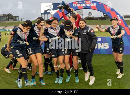 Die Spieler von Melbourne Victory feiern während der Siegerehrung, nachdem sie am 27. März 2022 im Netstrata Jubilee Stadium in Sydney, Australien, das Große Finale Der A-League Womens zwischen dem Sydney FC und Melbourne Victory gewonnen haben. Stockfoto