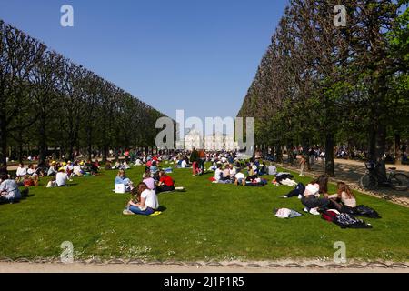 An einem schönen Frühlingstag im Jardin du Luxembourg, Paris, Frankreich, verteilen sich Picknicks auf dem Rasen. Stockfoto