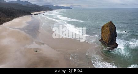 Der Pazifische Ozean wäscht sich sanft gegen einen massiven Meeresstapel entlang der malerischen Küste von Oregon, nicht weit westlich von Portland. Stockfoto