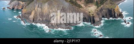 Der nährstoffreiche Pazifische Ozean trifft auf die dramatische, felsige Küste von Oregon, nicht weit von Portland. Dieser Teil der Westküste ist exquisit. Stockfoto