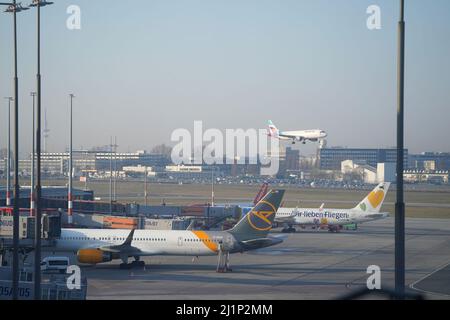 Hamburg, Deutschland. 23. März 2022. Ein Passagierflugzeug der Fluggesellschaft Eurowings landet am Hamburg Airport. Hamburg Airport zieht eine Bilanz des vergangenen Jahres 2021 und gibt einen Ausblick für das laufende Geschäftsjahr am 28. März 2022. Kredit: Marcus Brandt/dpa/Alamy Live Nachrichten Stockfoto