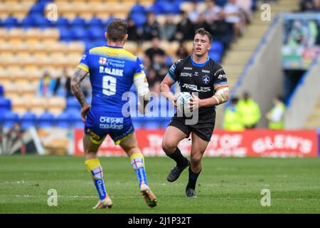 Warrington, Großbritannien. 27. März 2022. Jai Whitbread #15 von Wakefield Trinity sucht am 3/27/2022 in Warrington, Großbritannien, nach einem Weg hinter Daryl Clark #9 von Warrington Wolves. (Foto von Simon Whitehead/News Images/Sipa USA) Quelle: SIPA USA/Alamy Live News Stockfoto