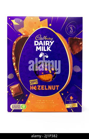 Cadbury Dairy Milk Ultimate Gehackte Nuss Osterei Stockfoto