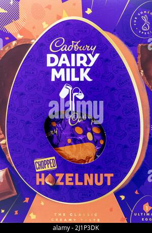 Cadbury Dairy Milk Ultimate Gehackte Nuss Osterei Stockfoto