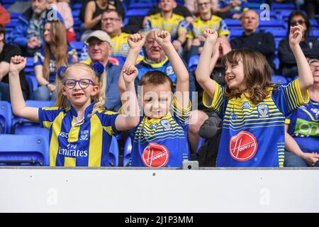 Einige junge Warrington Wolves Fans genießen das Spiel Stockfoto