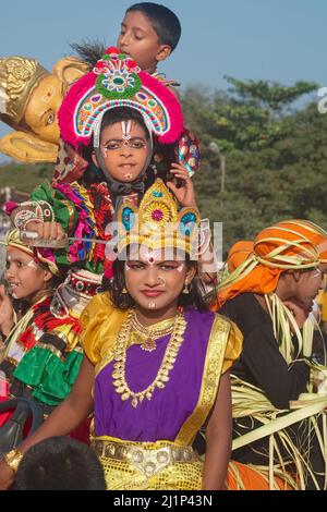 Kinder in Mangalore (Mangaluru), Karnataka, Südindien, verwenden ein politisches Ereignis als Vorwand, um sich in historisch inspirierten schicken Kleidern zu verkleiden Stockfoto