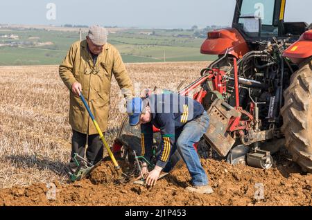 Killbrittain, Cork, Irland. 27.. März 2022. Pat O'Sullivan von Leap gibt seinem Sohn Andrew Ratschläge, während er am Spiel der Kilbrittain Pflügen Association teilnahm, das auf dem Land der Draper-Familie, Artitgue, Kilbrittain Co. Cork, Irland, stattfand. - Bild David Creedon Stockfoto