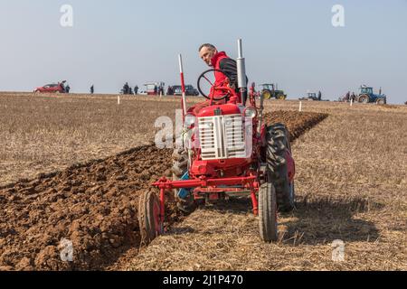 Killbrittain, Cork, Irland. 27.. März 2022.Trevor Fleming auf seinem 1948 Farmall Cub, der am Spiel der Kilbrittain Pflügen-Vereinigung teilnahm, das auf dem Land der Familie Draper, Artitgue, Kilbrittain Co. Cork, Irland, stattfand. - Bild David Creedon Stockfoto