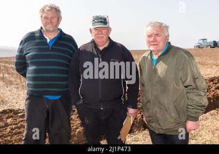 Killbrittain, Cork, Irland. 27.. März 2022. Moss Fleming mit den Richtern Aeneas Horan und Andy O'Connell beim Spiel der Kilbrittain Pflügen Association, das auf dem Land der Draper-Familie, Artitgue, Kilbrittain Co. Cork, Irland, ausgetragen wurde. - Bild David Creedon Stockfoto