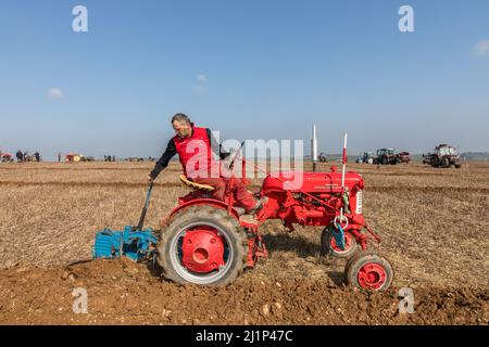 Killbrittain, Cork, Irland. 27.. März 2022.Trevor Fleming auf seinem 1948 Farmall Cub, der am Spiel der Kilbrittain Pflügen-Vereinigung teilnahm, das auf dem Land der Familie Draper, Artitgue, Kilbrittain Co. Cork, Irland, stattfand. - Bild David Creedon Stockfoto