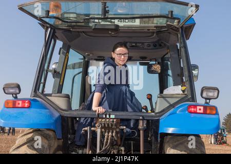 Killbrittain, Cork, Irland. 27.. März 2022.Katie Hayes nahm an der Ladies Class beim Spiel der Kilbrittain Pflügen Association Teil, das auf dem Land der Familie Draper, Artitgue, Kilbrittain Co. Cork, Irland, stattfand. - Bild David Creedon Stockfoto