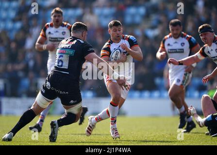 Ben Youngs von Leicester Tigers (Mitte) wurde von Dave Ewers von Exeter Chiefs (links) während des Spiels der Gallagher Premiership in Sandy Park, Exeter, angegangen. Bilddatum: Sonntag, 27. März 2022. Stockfoto