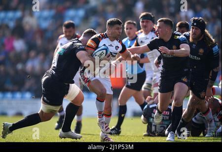 Ben Youngs von Leicester Tigers (Mitte) wurde von Dave Ewers von Exeter Chiefs (links) und Joe Simmonds (rechts) während des Spiels der Gallagher Premiership in Sandy Park, Exeter, angegangen. Bilddatum: Sonntag, 27. März 2022. Stockfoto